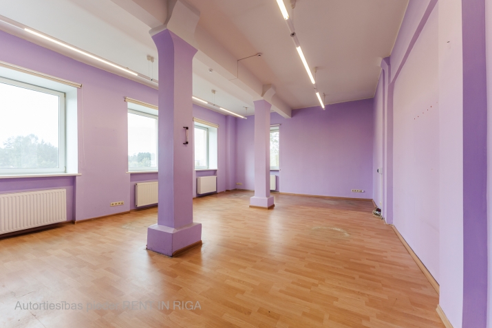 Объявление. Iznomā biroja telpas Šmerlī, \'Rīgas kinostudija\' ēkā, 3. stāvā. Platība sastāv no vienas telpas. Цена: 222 EUR/мес. Foto #2