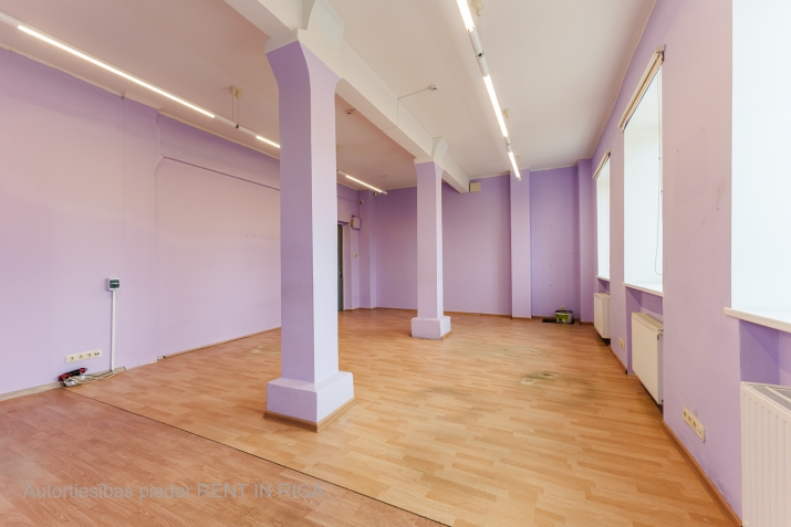 Объявление. Iznomā biroja telpas Šmerlī, \'Rīgas kinostudija\' ēkā, 3. stāvā. Platība sastāv no vienas telpas. Цена: 222 EUR/мес. Foto #4