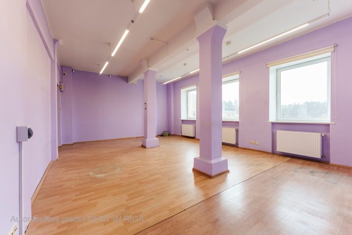Объявление. Iznomā biroja telpas Šmerlī, \'Rīgas kinostudija\' ēkā, 3. stāvā. Platība sastāv no vienas telpas. Цена: 222 EUR/мес. Foto #1