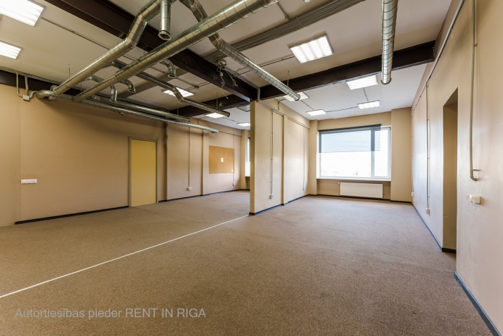 Sludinājumi. Iznomā biroja telpas Šmerlī, \'Rīgas kinostudija\' ēkā, 3. stāvā. Platība sastāv no trīs telpām + Cena: 432 EUR/mēn Foto #1