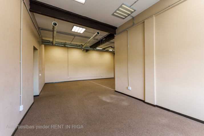 Sludinājumi. Iznomā biroja telpas Šmerlī, \'Rīgas kinostudija\' ēkā, 3. stāvā. Platība sastāv no trīs telpām + Cena: 432 EUR/mēn Foto #4