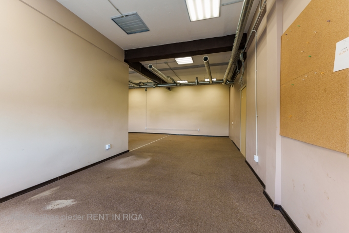Sludinājumi. Iznomā biroja telpas Šmerlī, \'Rīgas kinostudija\' ēkā, 3. stāvā. Platība sastāv no trīs telpām + Cena: 432 EUR/mēn Foto #3