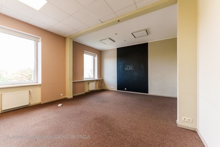 Sludinājumi. Iznomā biroja telpas Šmerlī, \'Rīgas kinostudija\' ēkā, 3. stāvā. Platība sastāv no trīs telpām + Cena: 432 EUR/mēn Foto #5