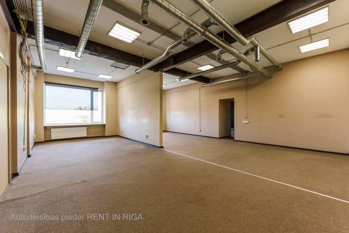 Sludinājumi. Iznomā biroja telpas Šmerlī, \'Rīgas kinostudija\' ēkā, 3. stāvā. Platība sastāv no trīs telpām + Cena: 432 EUR/mēn Foto #2