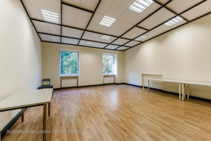 Объявление. Iznomā biroja telpas Šmerlī, \'Rīgas kinostudija\' ēkā, 2. stāvā. Platība sastāv no vienas telpas. Цена: 234 EUR/мес. Foto #1