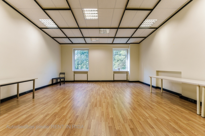 Объявление. Iznomā biroja telpas Šmerlī, \'Rīgas kinostudija\' ēkā, 2. stāvā. Platība sastāv no vienas telpas. Цена: 234 EUR/мес. Foto #2