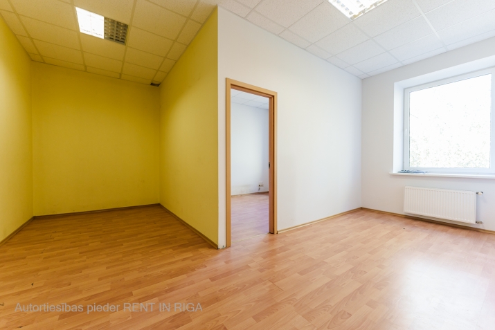 Sludinājumi. Iznomā biroja telpas Šmerlī, \'Rīgas kinostudija\' ēkā, 2. stāvā. Platība sastāv no trīs telpām. Cena: 229 EUR/mēn Foto #6