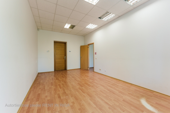 Sludinājumi. Iznomā biroja telpas Šmerlī, \'Rīgas kinostudija\' ēkā, 2. stāvā. Platība sastāv no trīs telpām. Cena: 229 EUR/mēn Foto #4