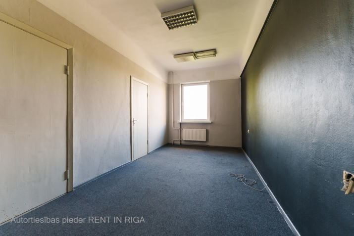 Объявление. Iznomā biroja telpas Šmerlī, \'Rīgas kinostudija\' ēkā, 2. stāvā. Platība sastāv no trīm telpām. Цена: 204 EUR/мес. Foto #2