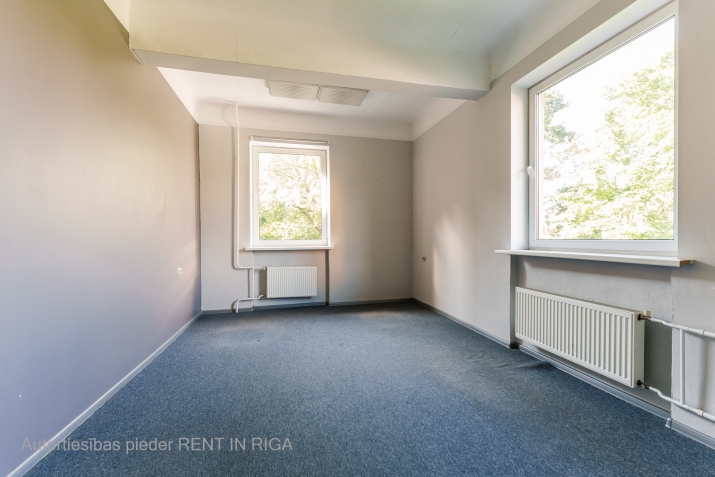 Объявление. Iznomā biroja telpas Šmerlī, \'Rīgas kinostudija\' ēkā, 2. stāvā. Platība sastāv no trīm telpām. Цена: 204 EUR/мес. Foto #1