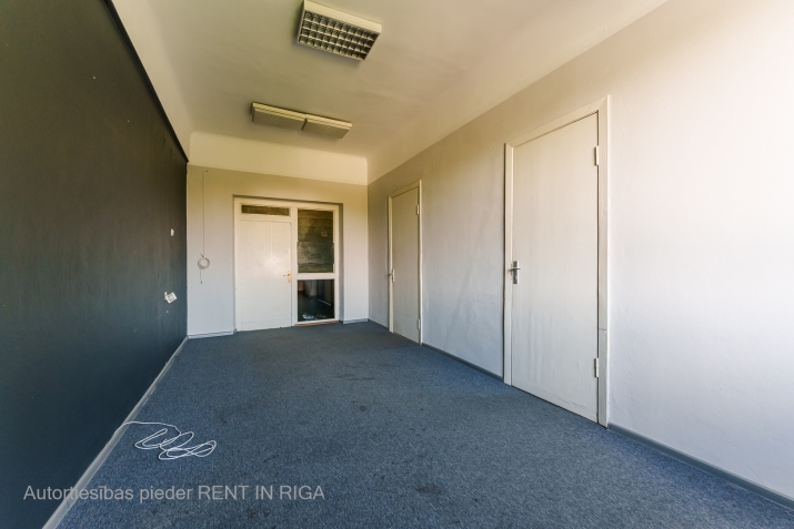 Объявление. Iznomā biroja telpas Šmerlī, \'Rīgas kinostudija\' ēkā, 2. stāvā. Platība sastāv no trīm telpām. Цена: 204 EUR/мес. Foto #4