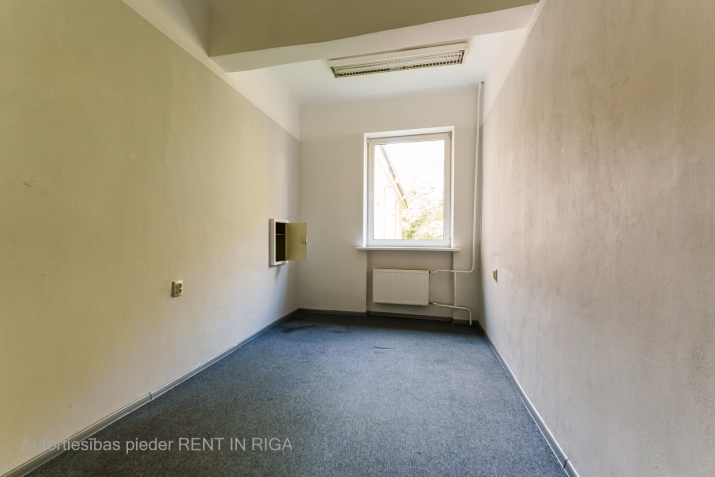 Объявление. Iznomā biroja telpas Šmerlī, \'Rīgas kinostudija\' ēkā, 2. stāvā. Platība sastāv no trīm telpām. Цена: 204 EUR/мес. Foto #3