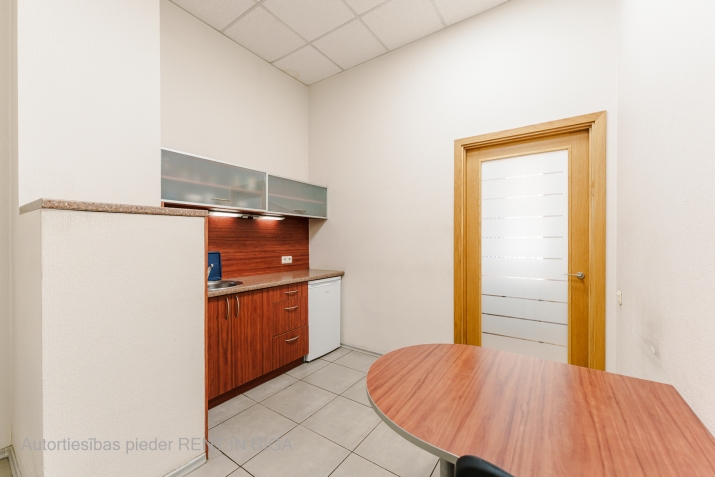 Объявление. Светлое и теплое офисное помещение с хорошим расположением. Офисные помещения сдаются с мебелью, Цена: 396 EUR/мес. Foto #9