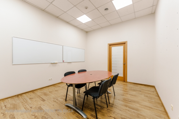 Объявление. Светлое и теплое офисное помещение с хорошим расположением. Офисные помещения сдаются с мебелью, Цена: 396 EUR/мес. Foto #7