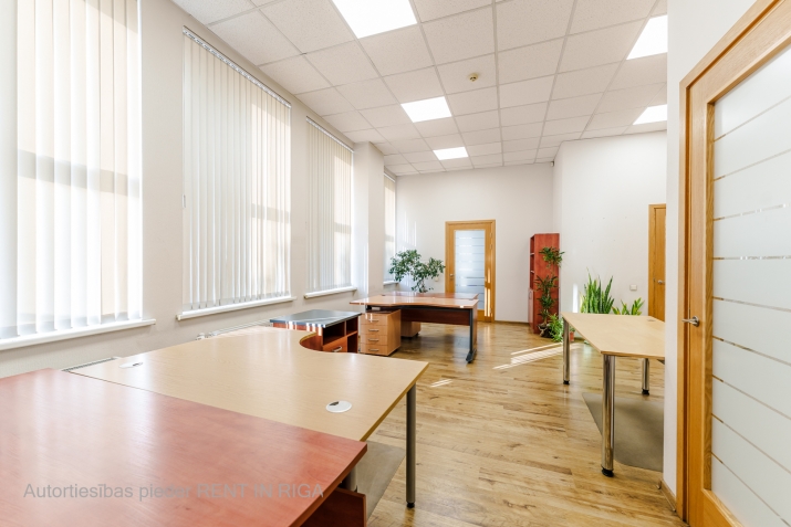 Объявление. Светлое и теплое офисное помещение с хорошим расположением. Офисные помещения сдаются с мебелью, Цена: 396 EUR/мес. Foto #2