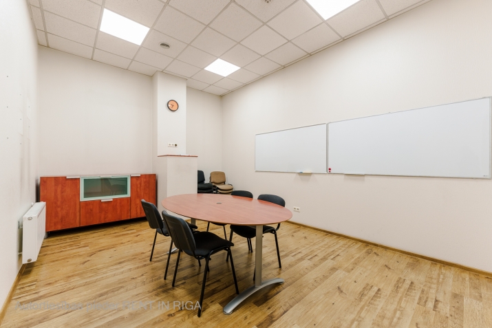 Объявление. Светлое и теплое офисное помещение с хорошим расположением. Офисные помещения сдаются с мебелью, Цена: 396 EUR/мес. Foto #8