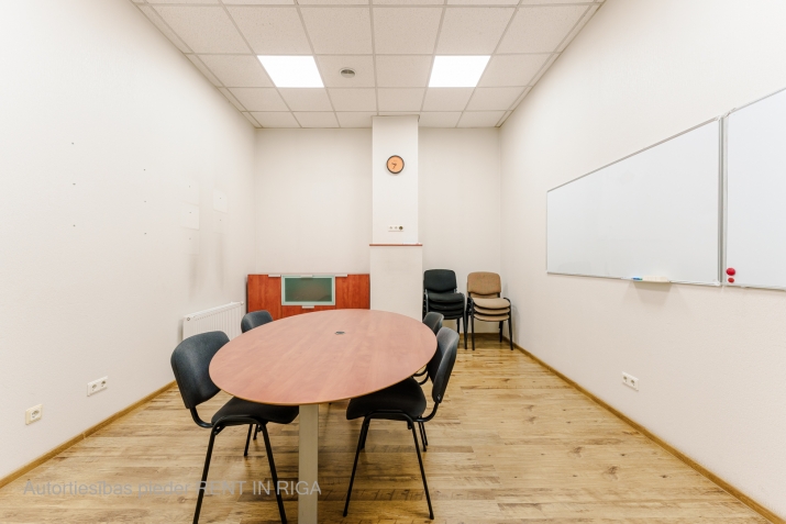 Объявление. Светлое и теплое офисное помещение с хорошим расположением. Офисные помещения сдаются с мебелью, Цена: 396 EUR/мес. Foto #6