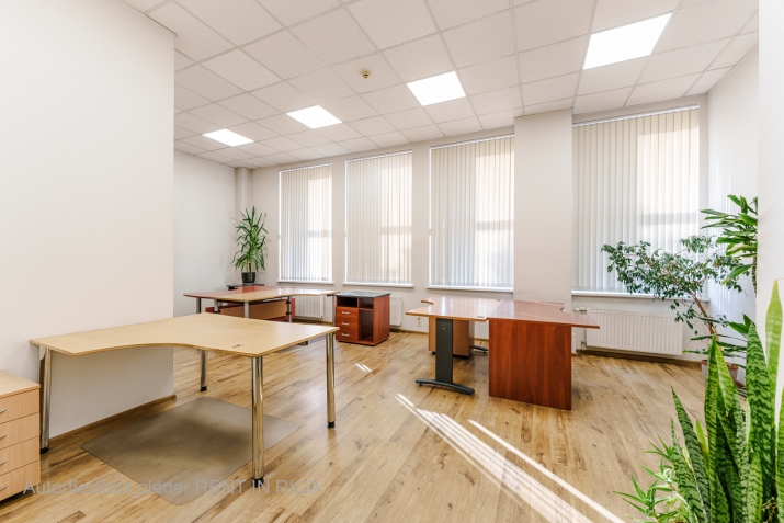 Объявление. Светлое и теплое офисное помещение с хорошим расположением. Офисные помещения сдаются с мебелью, Цена: 396 EUR/мес. Foto #1