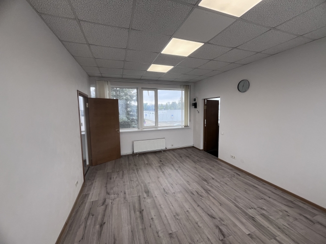 Sludinājumi. Iznomā nelielas ofisa telpas  1 Izolēta telpa 1 caurstaigājama telpa  Ēkas pagalmā iespējams nomāt Cena: 111 EUR/mēn Foto #1