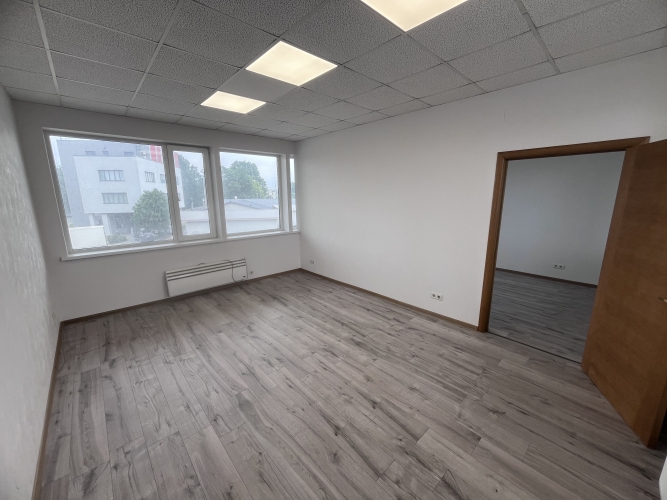 Sludinājumi. Iznomā nelielas ofisa telpas  1 Izolēta telpa 1 caurstaigājama telpa  Ēkas pagalmā iespējams nomāt Cena: 111 EUR/mēn Foto #2