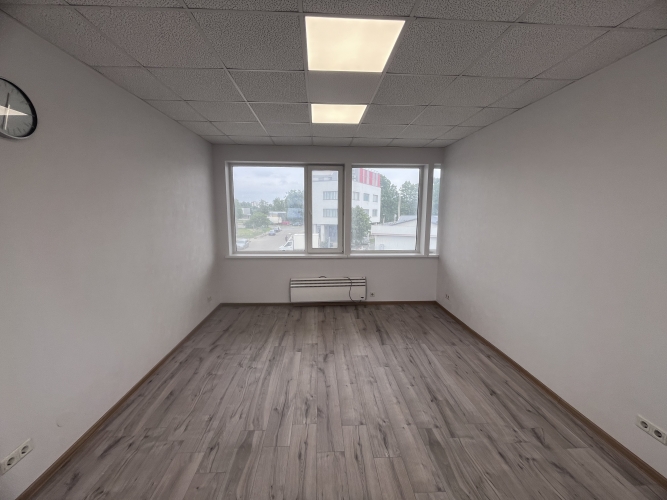 Sludinājumi. Iznomā nelielas ofisa telpas  1 Izolēta telpa 1 caurstaigājama telpa  Ēkas pagalmā iespējams nomāt Cena: 111 EUR/mēn Foto #3