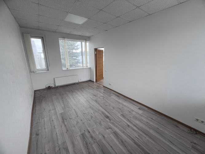 Sludinājumi. Iznomā nelielas ofisa telpas  1 Izolēta telpa 1 caurstaigājama telpa  Ēkas pagalmā iespējams nomāt Cena: 111 EUR/mēn Foto #4