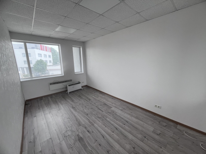 Sludinājumi. Iznomā nelielas ofisa telpas  1 Izolēta telpa 1 caurstaigājama telpa  Ēkas pagalmā iespējams nomāt Cena: 111 EUR/mēn Foto #5