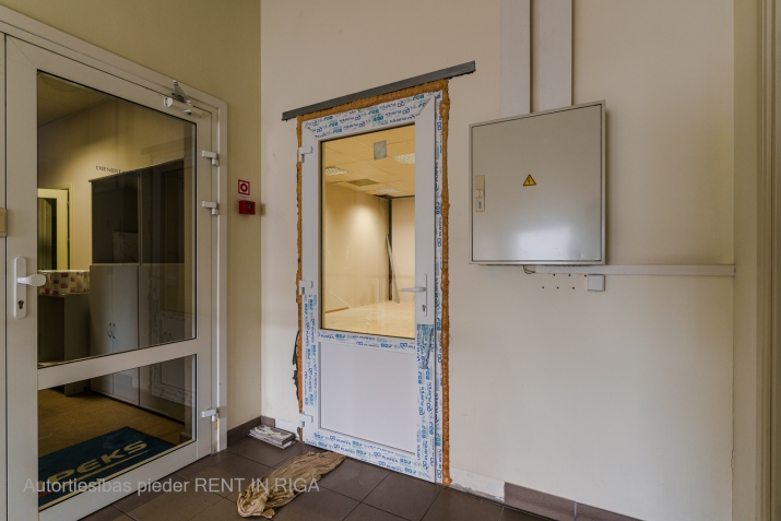 Sludinājumi. Iznomā ofisa telpas 2. stāvā ar kopēju platību 76 m2.  Ērta piebraukšana ar automašīnu, kā arī pie Cena: 304 EUR/mēn Foto #5