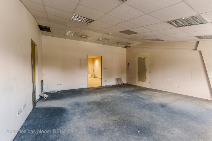 Sludinājumi. Iznomā ofisa telpas 2. stāvā ar kopēju platību 76 m2.  Ērta piebraukšana ar automašīnu, kā arī pie Cena: 304 EUR/mēn Foto #9
