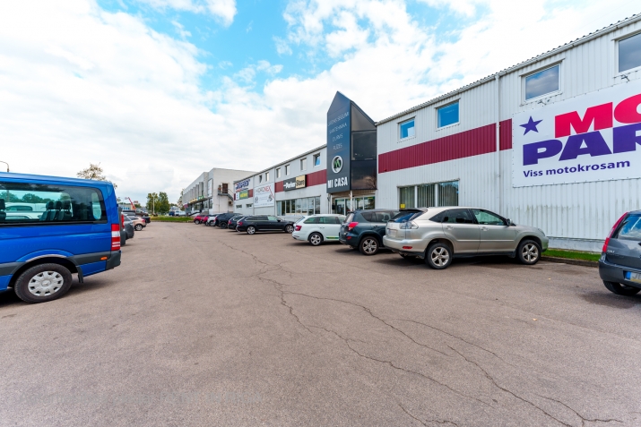 Sludinājumi. Iznomā ofisa telpas 2. stāvā ar kopēju platību 76 m2.  Ērta piebraukšana ar automašīnu, kā arī pie Cena: 304 EUR/mēn Foto #1