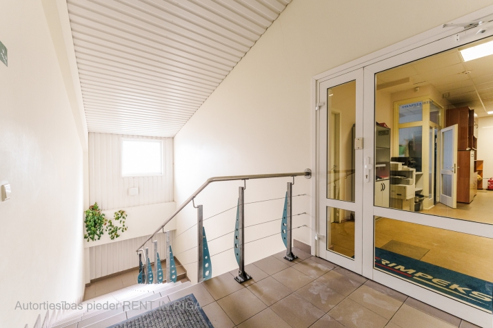 Sludinājumi. Iznomā ofisa telpas 2. stāvā ar kopēju platību 76 m2.  Ērta piebraukšana ar automašīnu, kā arī pie Cena: 304 EUR/mēn Foto #4