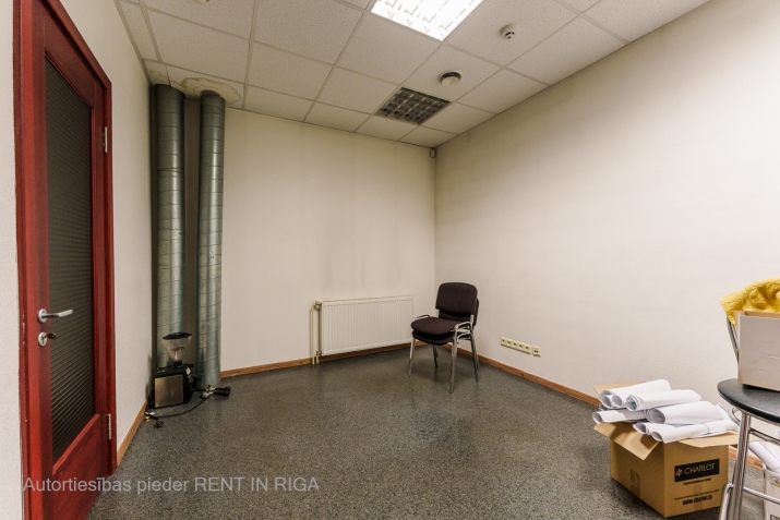 Sludinājumi. Biroja telpas 2.stāvā ar atsevišķu ieeju un virtuvi.  Ēka atrodas zaļā pagalmā. Tas ir nožogots, ir Cena: 728 EUR/mēn Foto #7