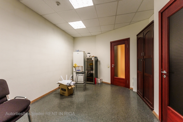 Sludinājumi. Biroja telpas 2.stāvā ar atsevišķu ieeju un virtuvi.  Ēka atrodas zaļā pagalmā. Tas ir nožogots, ir Cena: 728 EUR/mēn Foto #8