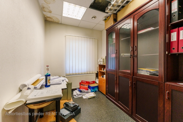 Sludinājumi. Biroja telpas 2.stāvā ar atsevišķu ieeju un virtuvi.  Ēka atrodas zaļā pagalmā. Tas ir nožogots, ir Cena: 728 EUR/mēn Foto #9