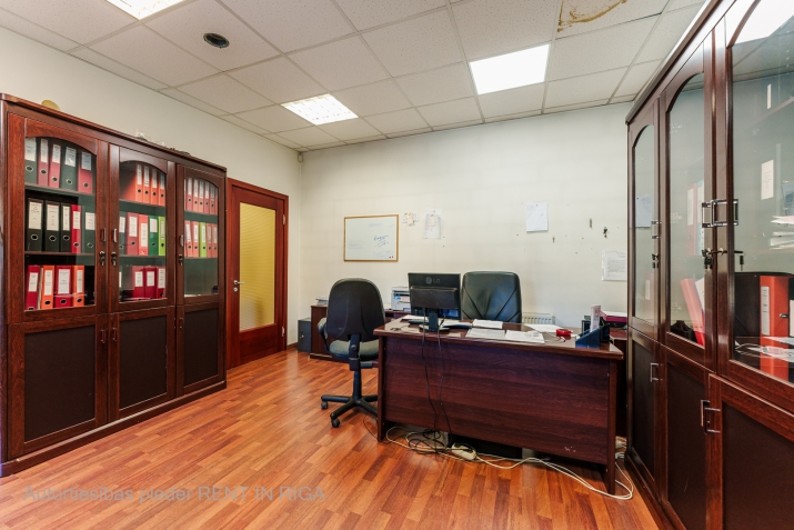 Sludinājumi. Biroja telpas 2.stāvā ar atsevišķu ieeju un virtuvi.  Ēka atrodas zaļā pagalmā. Tas ir nožogots, ir Cena: 728 EUR/mēn Foto #6