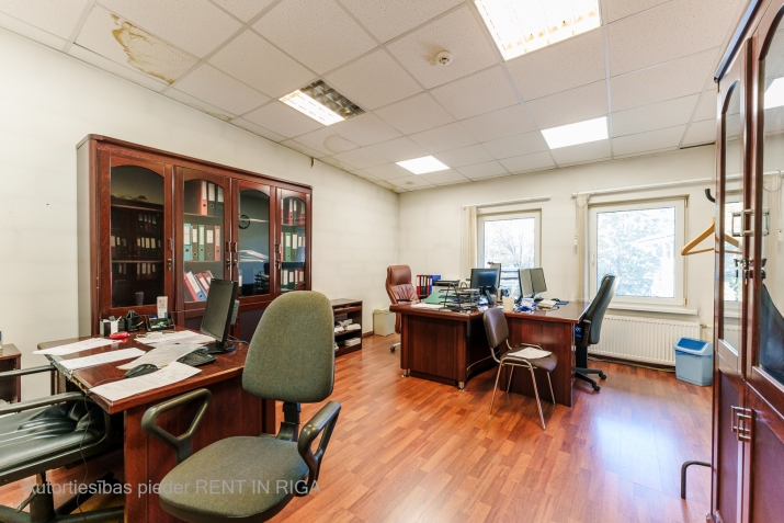 Sludinājumi. Biroja telpas 2.stāvā ar atsevišķu ieeju un virtuvi.  Ēka atrodas zaļā pagalmā. Tas ir nožogots, ir Cena: 728 EUR/mēn Foto #5