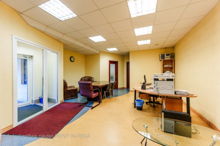 Sludinājumi. Biroja telpas 2.stāvā ar atsevišķu ieeju un virtuvi.  Ēka atrodas zaļā pagalmā. Tas ir nožogots, ir Cena: 728 EUR/mēn Foto #4