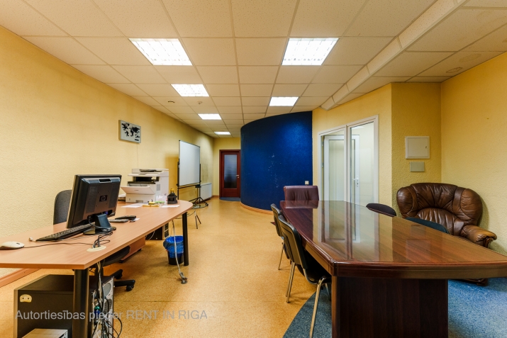 Sludinājumi. Biroja telpas 2.stāvā ar atsevišķu ieeju un virtuvi.  Ēka atrodas zaļā pagalmā. Tas ir nožogots, ir Cena: 728 EUR/mēn Foto #3