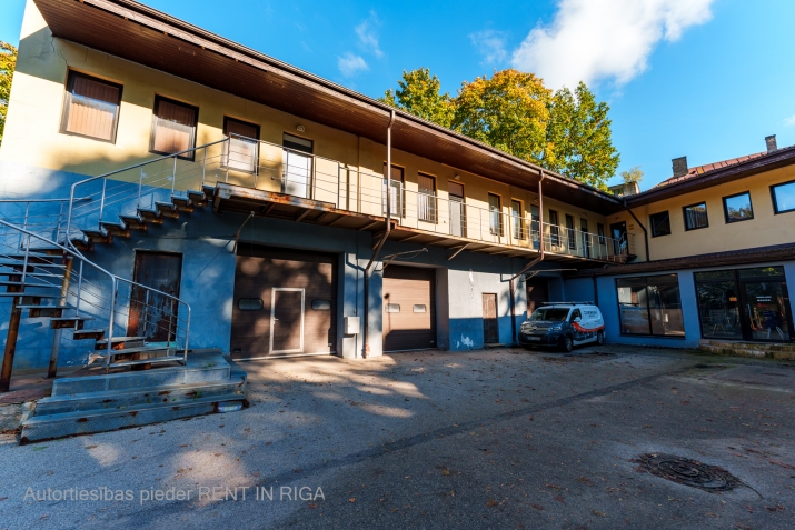 Sludinājumi. Biroja telpas 2.stāvā ar atsevišķu ieeju un virtuvi.  Ēka atrodas zaļā pagalmā. Tas ir nožogots, ir Cena: 728 EUR/mēn Foto #1