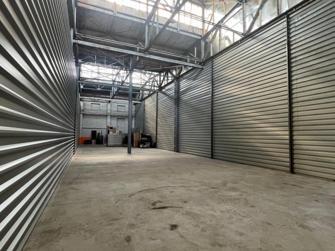 Sludinājumi. Ražošanas/noliktavas telpas ar augstiem griestiem bez apkures.  Brīvības gatve 201, pretī \'Jaunā Cena: 1870 EUR/mēn Foto #1