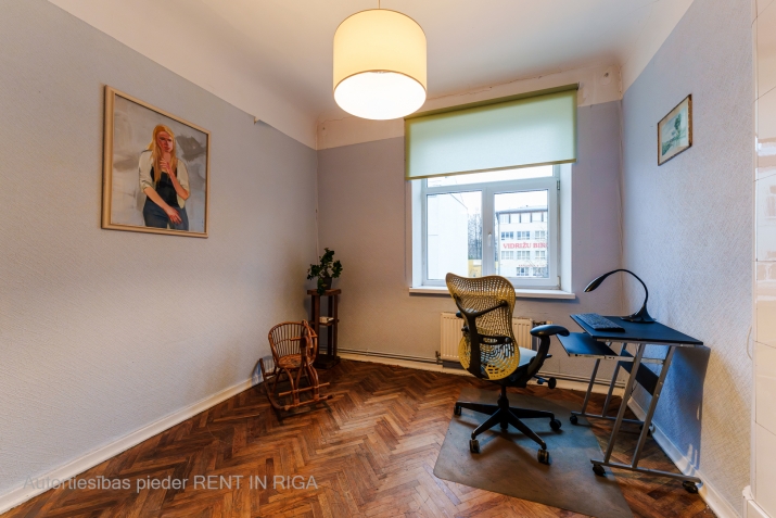 Sludinājumi. 4 istabu dzīvoklis Teikā.  Dzīvoklī ir 3 izolētas istabas un viena viesistaba. Atsevišķa virtuve, Cena: 108000 EUR Foto #1