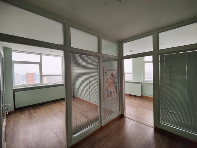 Sludinājumi. Birojs 8.stāvā Bauskas ielā 20.  Tiek iznomātas biroja telpas biznesa centra 8.stāvā,(ir 2 lifti).  Cena: 360 EUR/mēn Foto #9