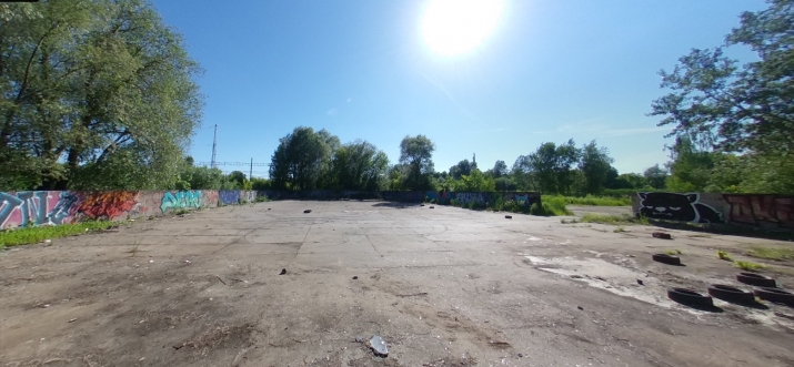 Sludinājumi. Zemes gabals ar cieto segumu nomai.  + Segums- betona plāksnes labā stāvoklī; + teritorija Cena: 1996 EUR/mēn Foto #1