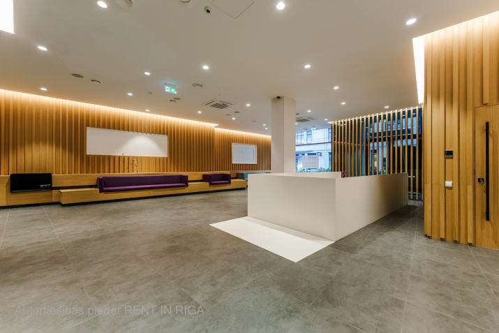 Sludinājumi. Piedāvājumā ekskluzīvas tirdzniecības telpas pašā Rīgas centrā!  Iepriekš telpās atradās Luminor Cena: 7650 EUR/mēn Foto #2