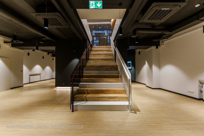 Sludinājumi. Piedāvājumā ekskluzīvas tirdzniecības telpas pašā Rīgas centrā!  Iepriekš telpās atradās Luminor Cena: 7650 EUR/mēn Foto #9
