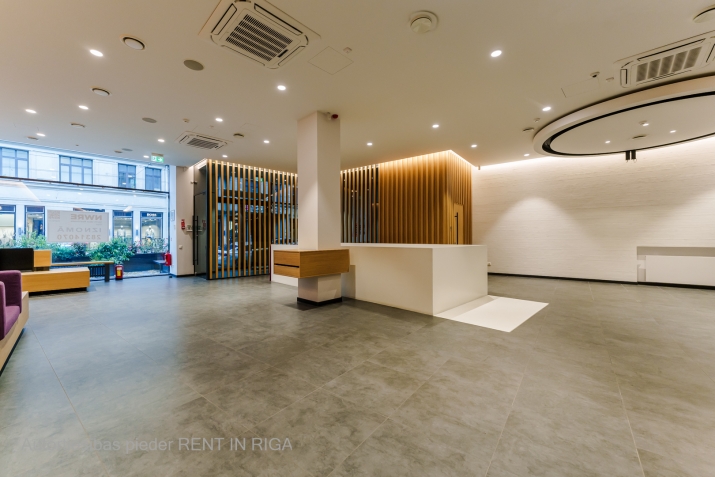 Sludinājumi. Piedāvājumā ekskluzīvas tirdzniecības telpas pašā Rīgas centrā!  Iepriekš telpās atradās Luminor Cena: 7650 EUR/mēn Foto #3