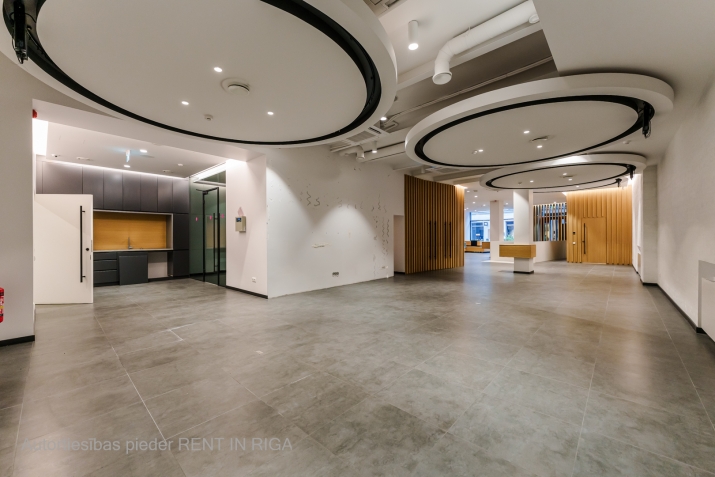 Sludinājumi. Piedāvājumā ekskluzīvas tirdzniecības telpas pašā Rīgas centrā!  Iepriekš telpās atradās Luminor Cena: 7650 EUR/mēn Foto #4