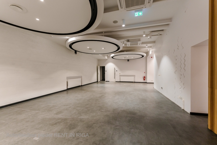 Sludinājumi. Piedāvājumā ekskluzīvas tirdzniecības telpas pašā Rīgas centrā!  Iepriekš telpās atradās Luminor Cena: 7650 EUR/mēn Foto #5