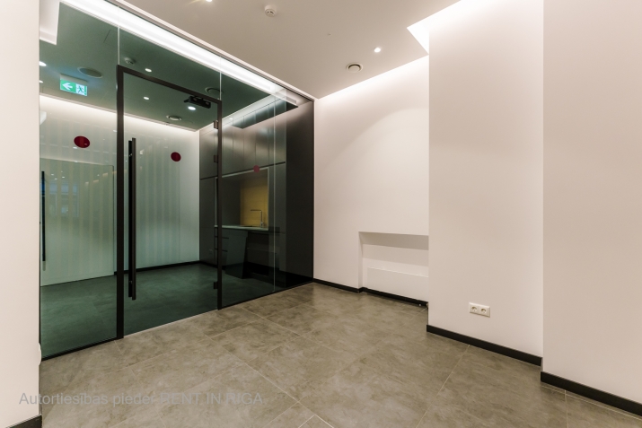 Sludinājumi. Piedāvājumā ekskluzīvas tirdzniecības telpas pašā Rīgas centrā!  Iepriekš telpās atradās Luminor Cena: 7650 EUR/mēn Foto #8