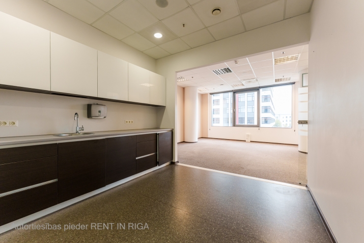 Sludinājumi. Piedāvājumā plašs birojs ēkā Valters - Jaunā Teika!  Pašreizējais plānojums - atvērta tipa birojs Cena: 4530 EUR/mēn Foto #5